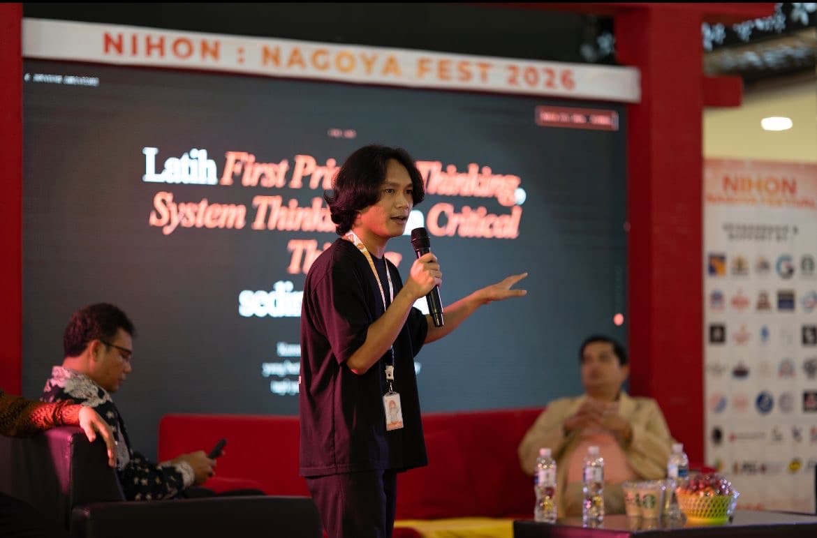 Jonathan Christiani speaking on stage